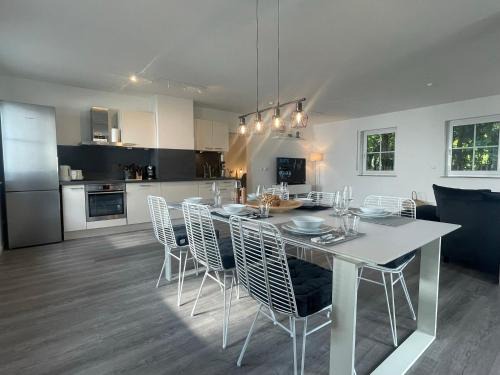 Munchen District Apartment | Perfect for 6! Enjoy a Kitchen, BBQ & Netflix Access