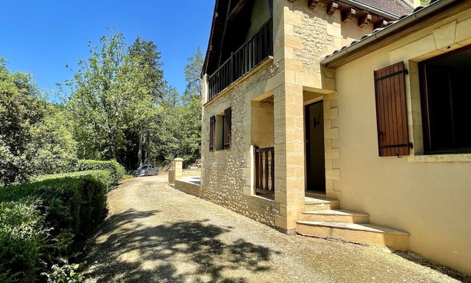 Vezac House | Scenic Périgourdine House with Castle Views & Family Amenities