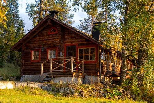 Viitasaari Ski Chalet | Pet-Friendly Perinnehirsitalo with Oceanfront Views