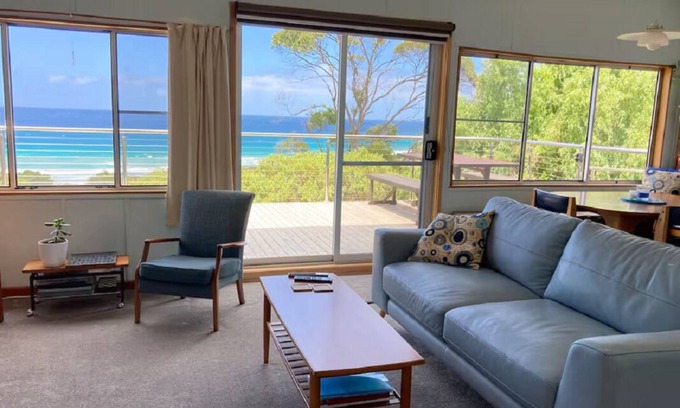 Separation Creek House | Periton Lodge ~ Charming 1950's Beach House, Stunning Ocean Views, walk to beach