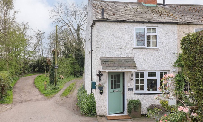 Barrow Upon Soar House | Periwinkle Cottage: Cozy Pet-Friendly Retreat with Fireplace
