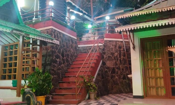 Kumily Hotel | Discover Periyar Huts: Family-Friendly Retreat Awaits