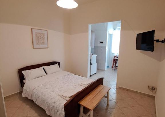 Nea Kios Apartment | Child-Friendly Escape at Persefoni's Room - Rated 9/10