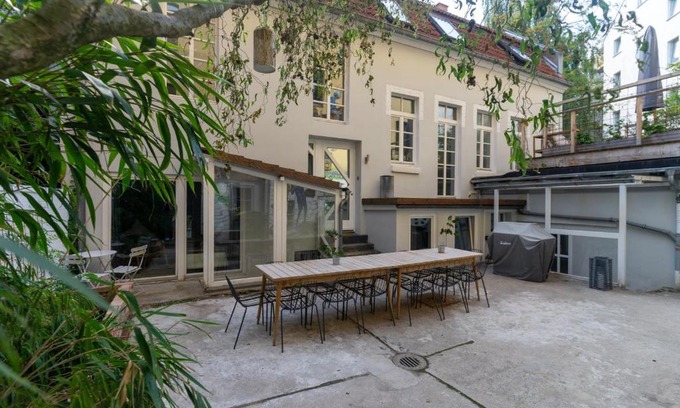 Linden-Nord Apartment | Pet-Friendly Retreat at Pestahome with High Guest Ratings