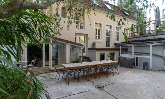 Limmer House | Family-Friendly Townhouse in Linden with Kitchen & Breakfast