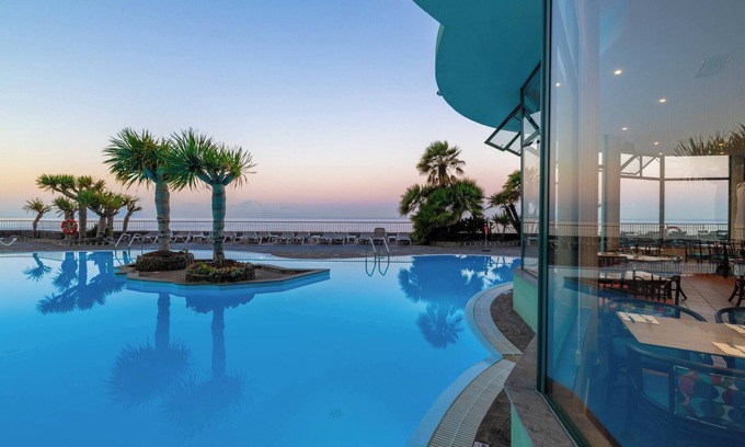 Sao Martinho Hotel | Pestana Ocean Bay Resort: 4-Star Paradise with Ocean Views