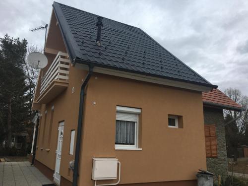 Bukfurdo Apartment | Comfortable Pesti Apartmanház with Oceanfront Views