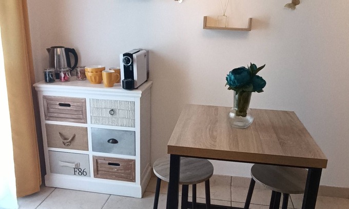 Sainte-Anastasie-sur-Issole Bed & Breakfast | Relaxing Getaway at Petite Pause à la Campagne with Kitchen