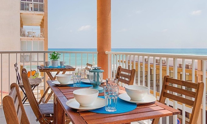El Moncayo Apartment | Pet Friendly 'Seaview modern Beach Apartment' with Garden & Wi-Fi