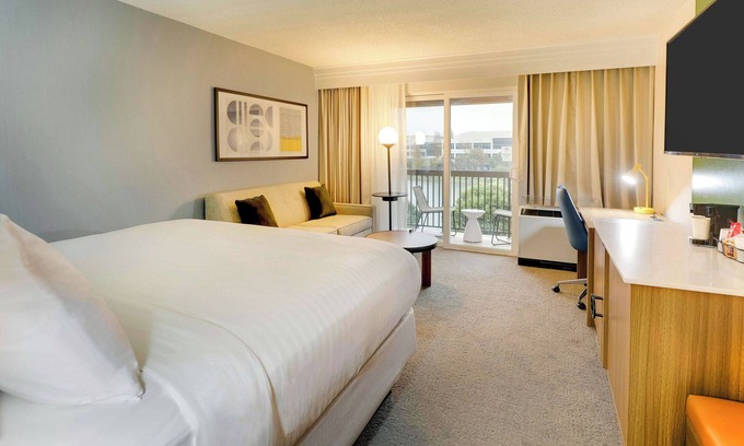 Oyster Point Hotel | Pet-Friendly Getaway Just Minutes from Costaños Canyon Park!