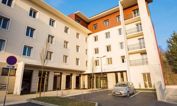 Dardilly Apartment | Pet-Friendly 1-Bedroom in Scenic Dardilly