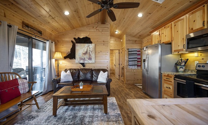 Broken Bow Cabin | Perfect Pet-Friendly Cabin with Hot Tub & Fire Pit