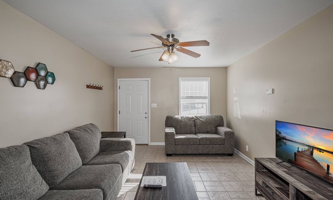 Clarksville House | Pet-Friendly Retreat Just 10 Minutes from Fort Campbell