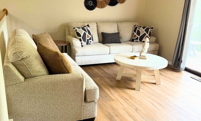 Newington Condo | Pet Friendly 2-bdrm condo conveniently located in Newington easy highway access
