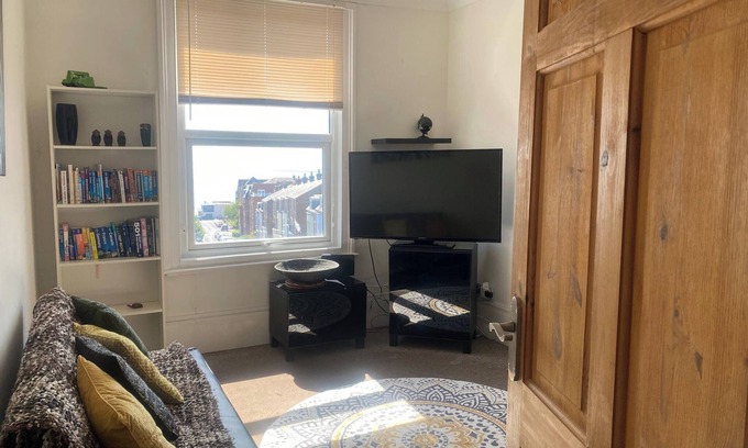 Ramsgate Apartment | Pet-Friendly 2-Bed Apt, Sleeps 5, 10 mins to Beach