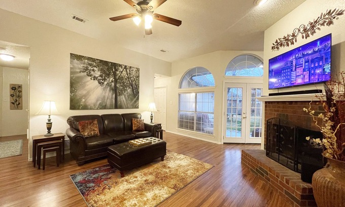Rowlett House | Pet-Friendly Getaway with Breakfast and Hot Tub in Rowlett