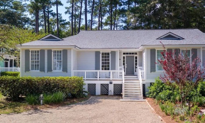 Melrose on the Beach House | Pet-Friendly 3BR Oak Breeze Cottage with Golf Cart Access