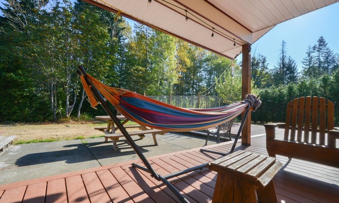 Courtenay House | Pet-Friendly Retreat with Pool Table & Backyard Oasis