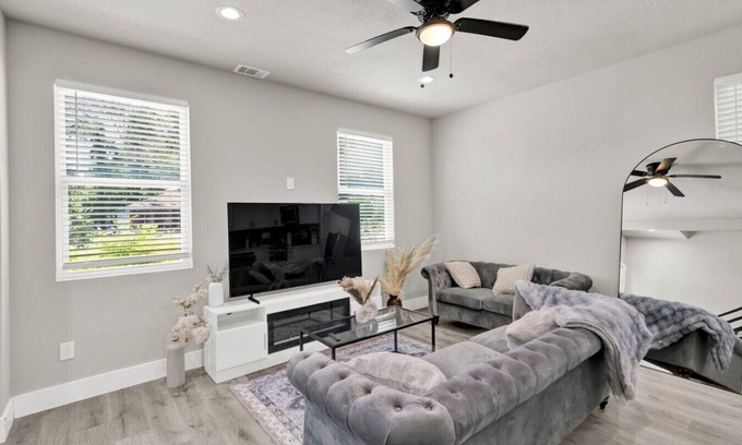 Humble House | Pet-Friendly 3BR/3BA 15 Min to Airport