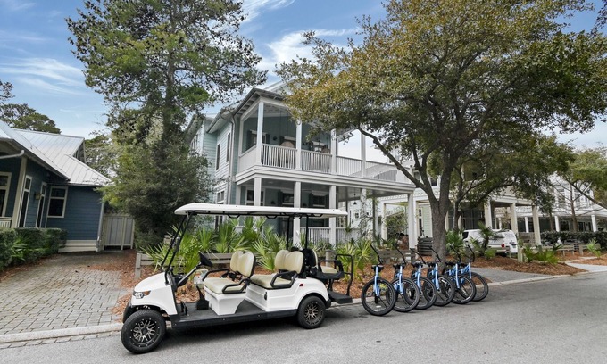 Watercolor House | Ideal Getaway: Golf Cart, Bikes & Close to Waterpark