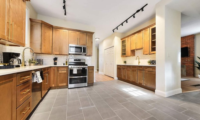 Larimer House | Pet Friendly+6BR+Free Parking+5 Min From Bakery Sq
