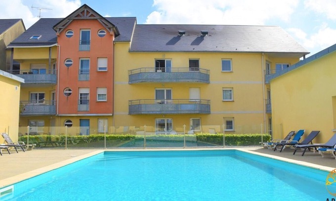 Grandcamp-Maisy Hotel | Pet-Friendly Getaway with Pool & Parking Near Omaha Beach