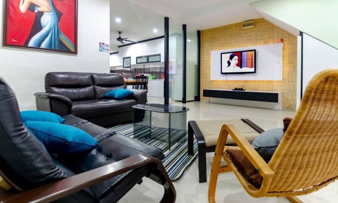 Central District Apartment | Cozy 3BR Cove House with Kitchen & Free Parking Available