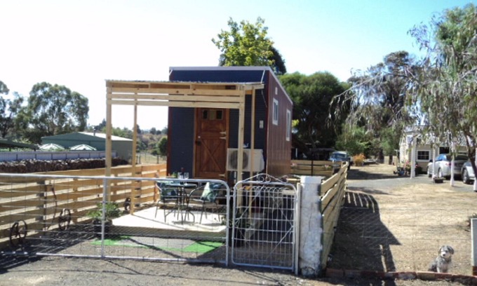 Creswick House | Top-Rated Pet Friendly Stay with Kitchen Amenities