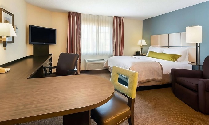 Wichita Resort | Pet-Friendly Retreat with Kitchen & Free Onsite Parking