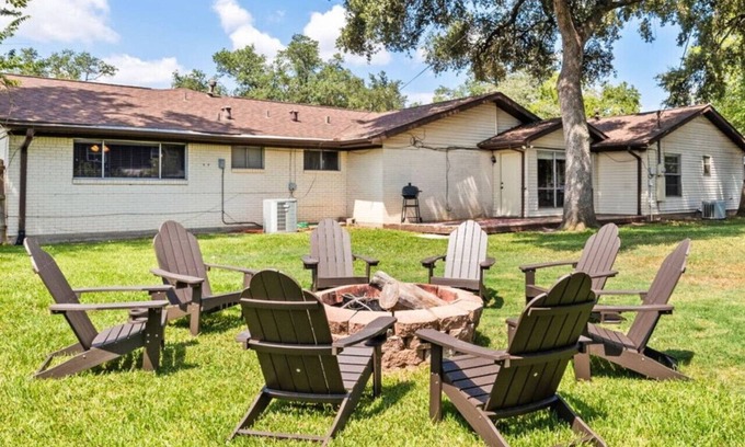 College Station House | Pet-Friendly Aggie Village – Fire Pit, Games & walk to Texas A&M