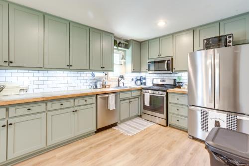 Moody House | Inviting Pet-Friendly Alabama Retreat with Deck and Patio