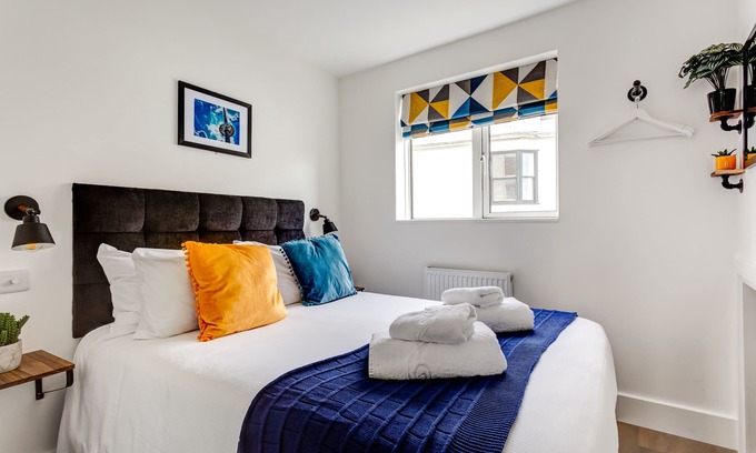 Brighton City Centre Apartment | Pet-Friendly Haven: Prime Location Steps from the Station