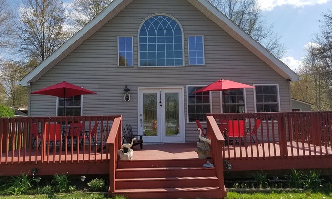 Westford House | Pet friendly and charming chalet just 1/2 mile walk to Lake Pymatuning