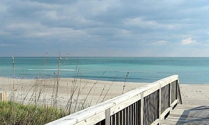 Emerald Isle Cottage | Cozy Pet-Friendly Oceanfront Cottage with Breathtaking Views