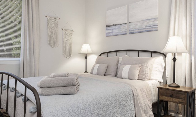 Hidden Valley Apartment | Pet-Friendly Apartment with Spa & Breakfast Near University