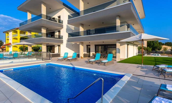 Milcetici Apartment | Unforgettable Sea Panorama in Modern Oceanfront Apartment