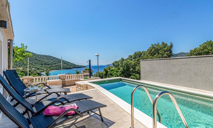 Cove Tri Zala (Zrnovo) Apartment | Modern Oceanfront Apartment with Pool & Large Terrace