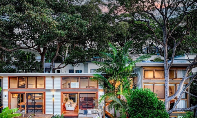 Macmasters Beach House | Pet friendly and 3min walk to Macmasters Beach