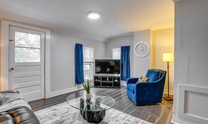 Auburn Apartment | Pet-Friendly Auburn Apartment with Inviting Balcony