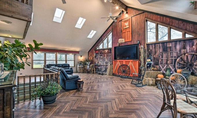 Hanover Park House | Inviting Pet-Friendly Bartlett Farmhouse with Deck Awaits!
