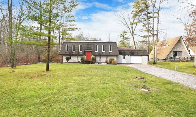 Port Franks Cottage | Pet Friendly Beach House with Games Room + Hot tub