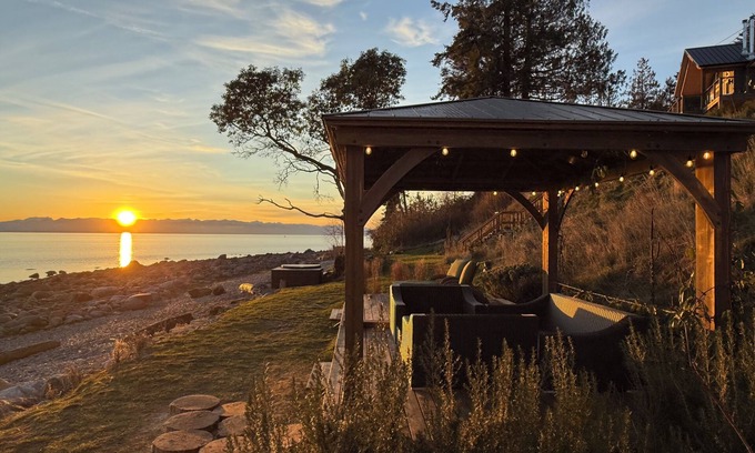 Powell River House | Pet-Friendly Oceanfront Suite with Hot Tub & Fire Pit