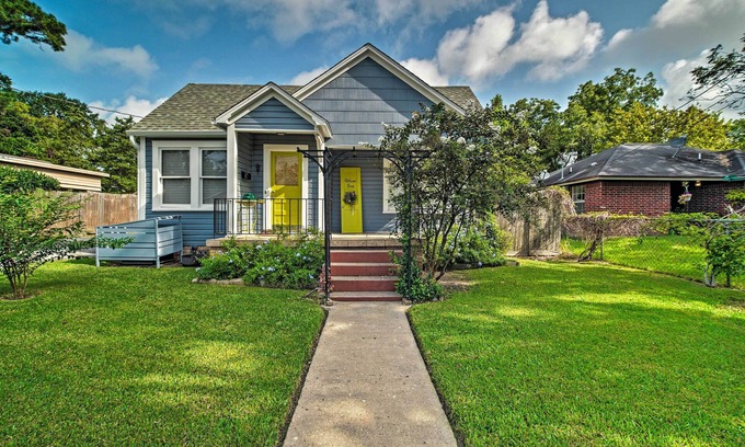 Brenham Cottage | Inviting Brenham Cottage with Private Patio & Pet-Friendly Perks