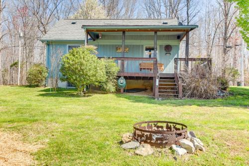 Byrdstown House | Comfortable Byrdstown Cottage: Pet-Friendly with Deck & Fire Pit