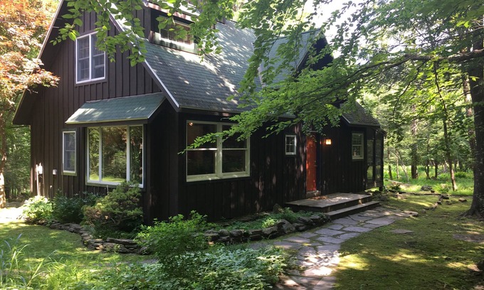Woodstock House | Pet Friendly Cabin Doh-Ray with Ocean View & Pool