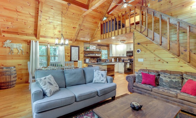 Mineral Bluff Cottage | Inviting Mineral Bluff Cabin with Hot Tub and Fire Pit