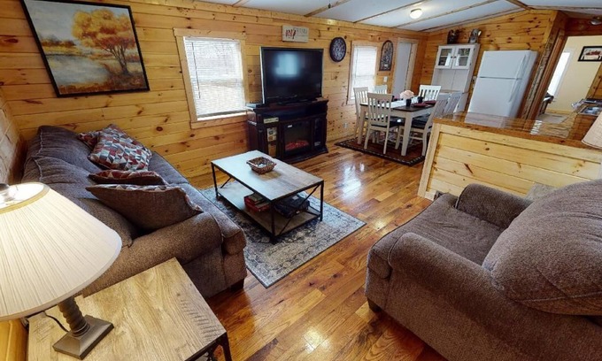 Nelsonville Cabin | Cozy Coyote Ridge Cabin with Private Hot Tub in Hocking Hills