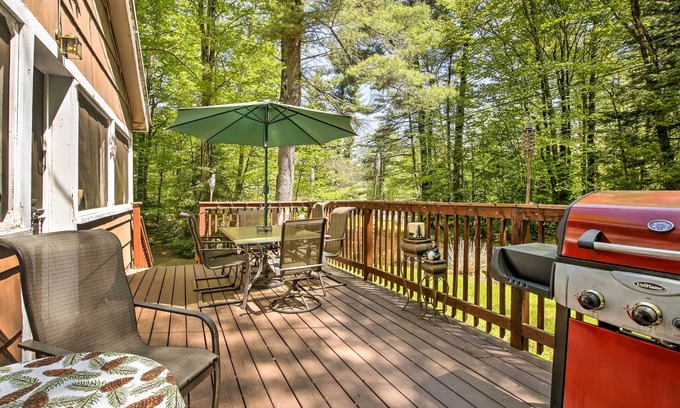 Williamsburg Cabin | Cozy Pet-Friendly Cabin with Fire Pit & Ocean View Deck!