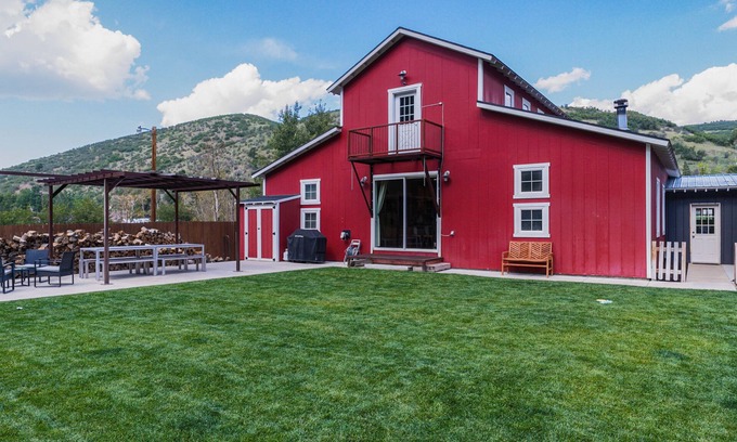 Kamas House | Cozy Barn-Style Cabin with Home Theater and Spa Amenities