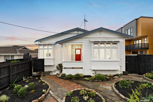 Northcote Villa | Pet friendly centrally located 3 bed aircon home